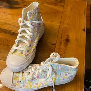 Converse High tops Youth size 5 New without box